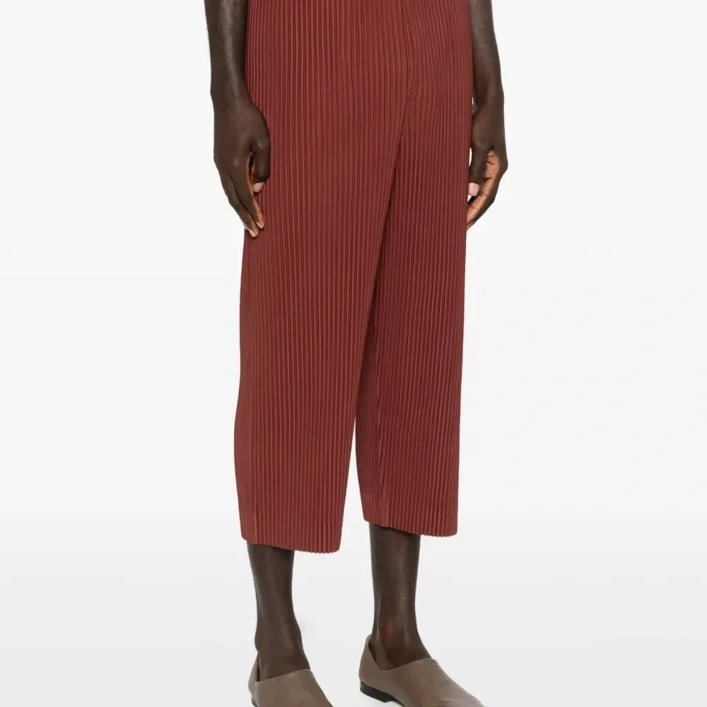 Укороченные брюки со складками Укороченные брюки со складками