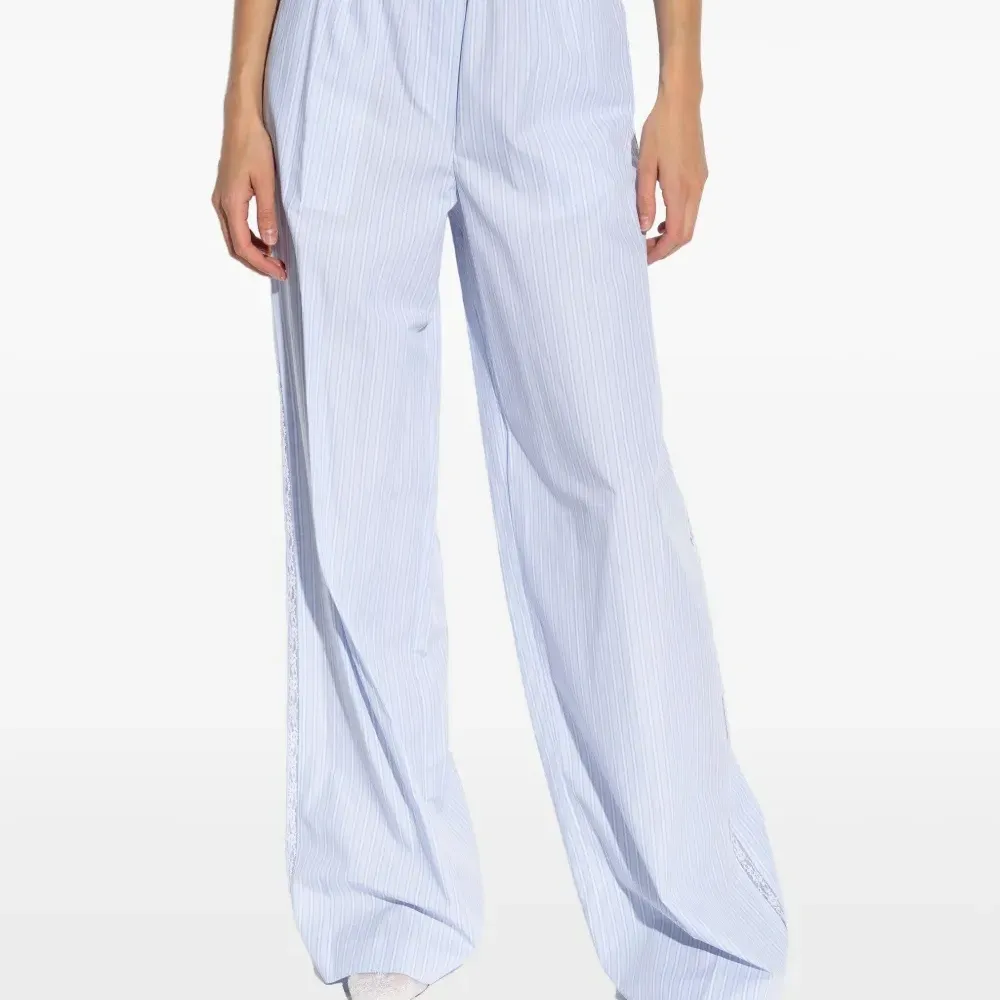 Брюки в полоску с кружевной отделкой