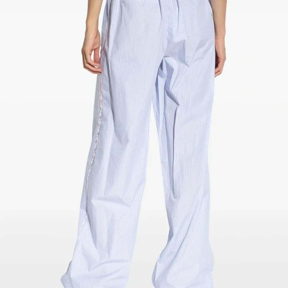 Брюки в полоску с кружевной отделкой