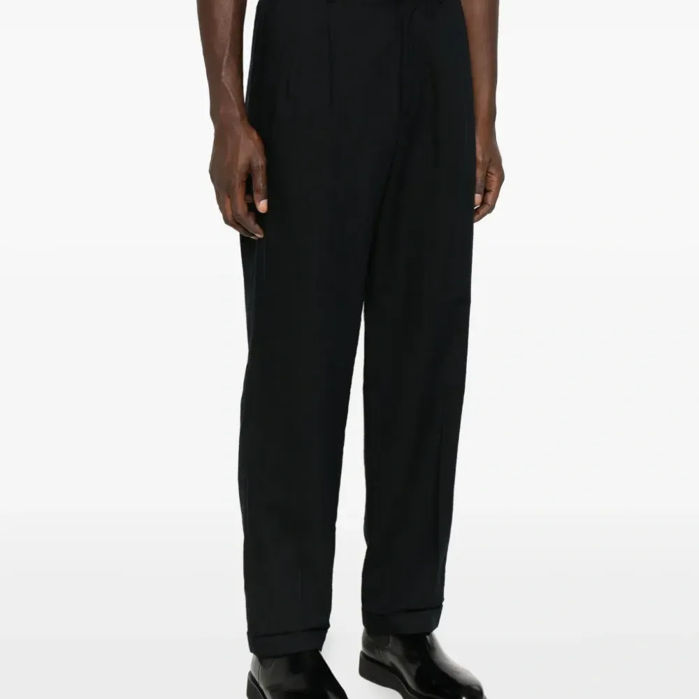 Брюки с защипами и подворотами