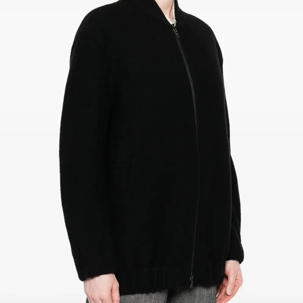 Куртка на молнии с объемными рукавами