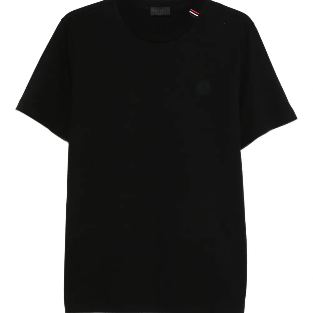 Футболка с короткими рукавами и полосатой отделкой