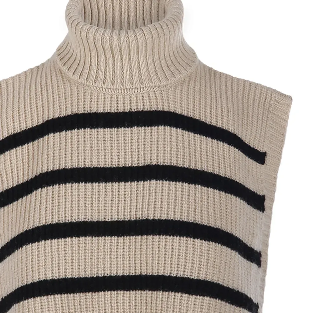 Полосатый топ с высоким воротником