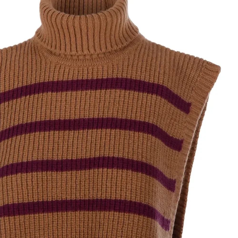 Полосатый топ с высоким воротником