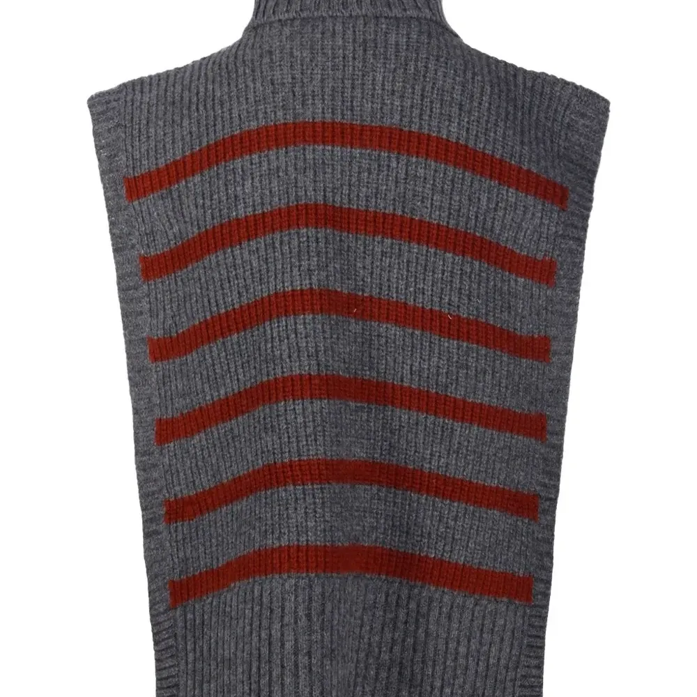 Полосатый свитер с высоким воротником