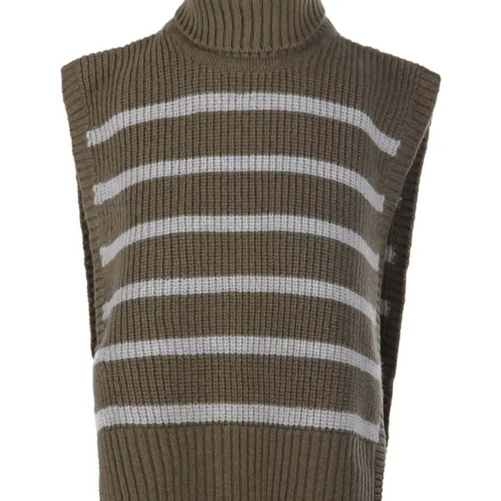 Полосатый свитер с высоким воротником Полосатый свитер с высоким воротником