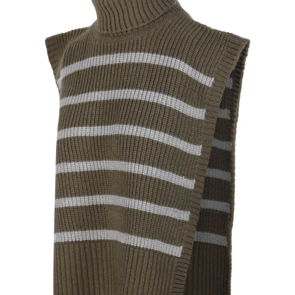 Полосатый свитер с высоким воротником Полосатый свитер с высоким воротником