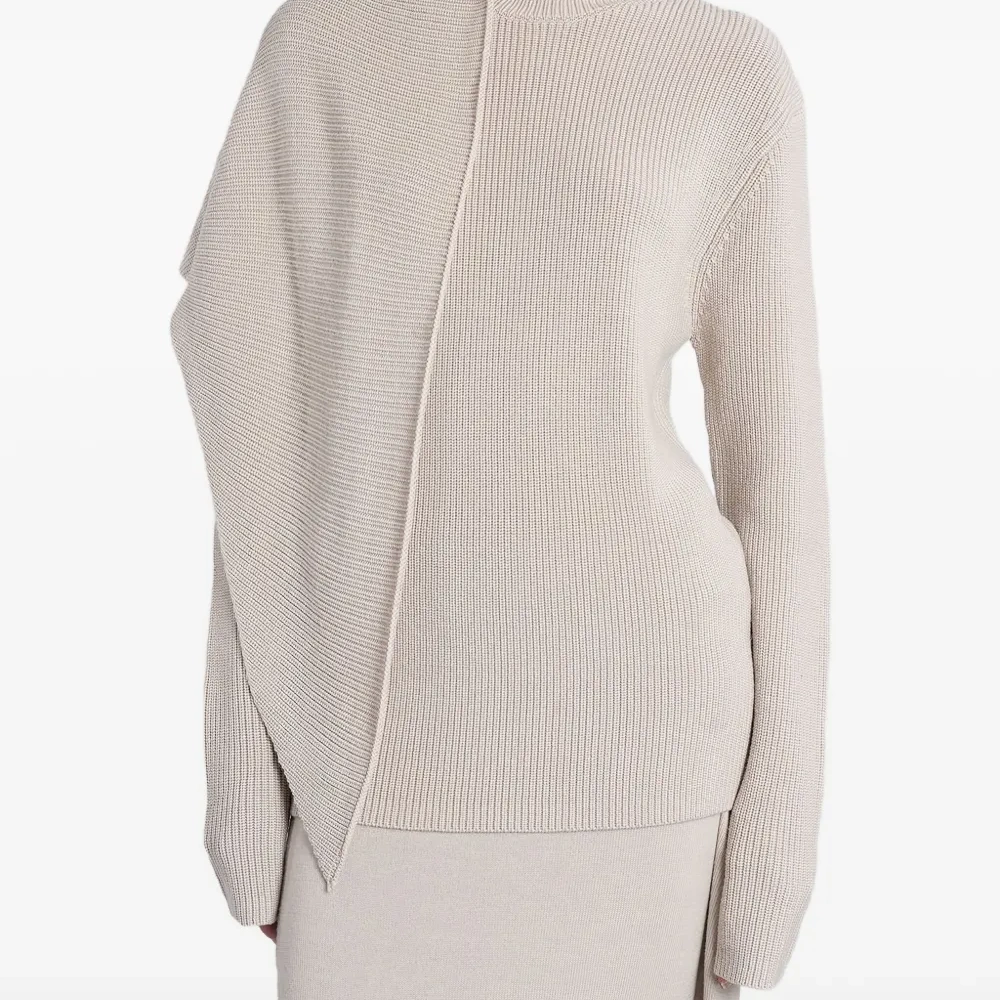 Свитер асимметричного кроя в рубчик