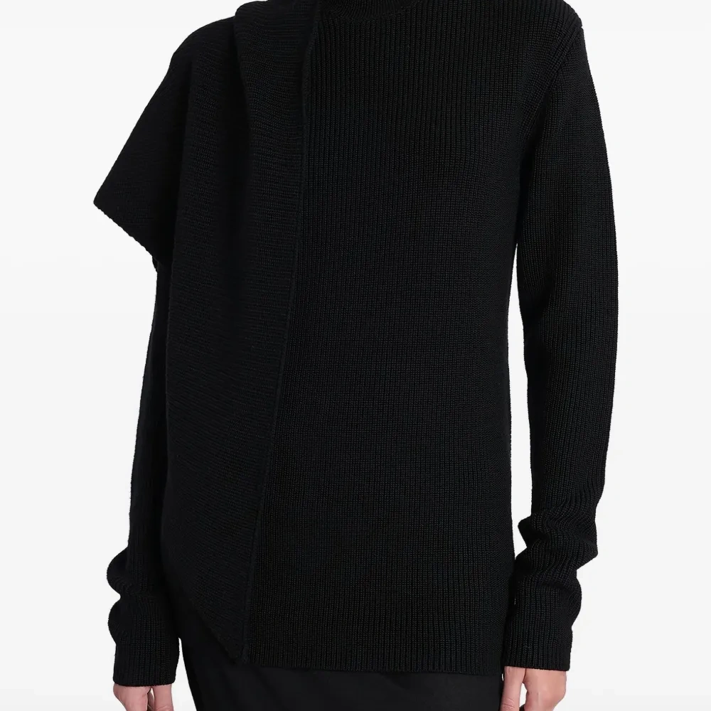 Свитер в рубчик с высоким воротником