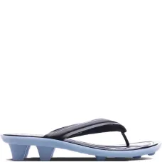 Шлепанцы из коллаборации с Fenty