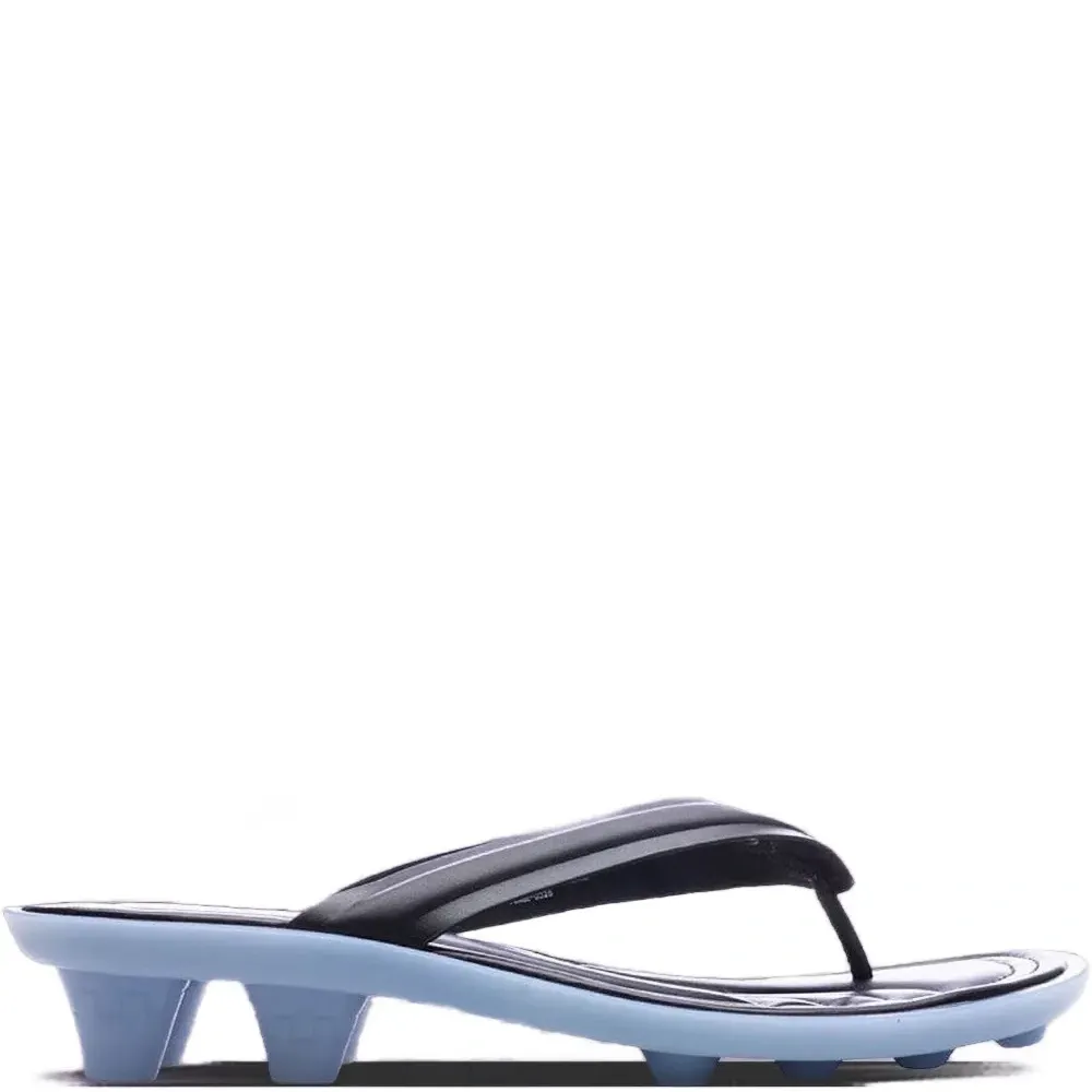 Шлепанцы из коллаборации с Fenty