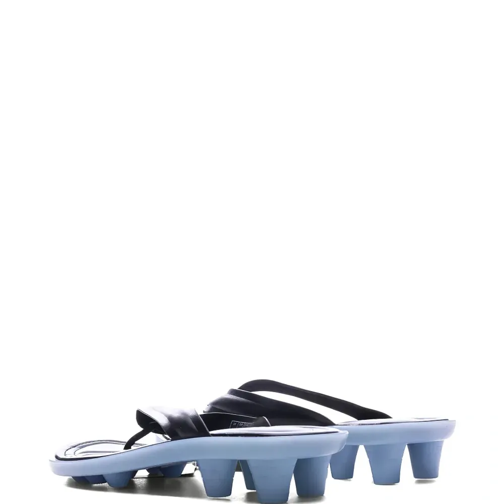 Шлепанцы из коллаборации с Fenty