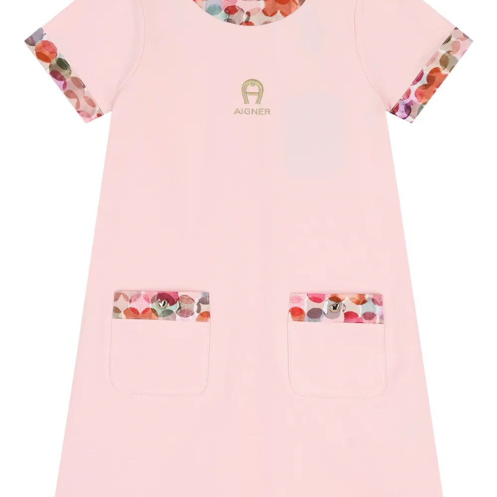 Платье с вышитым логотипом