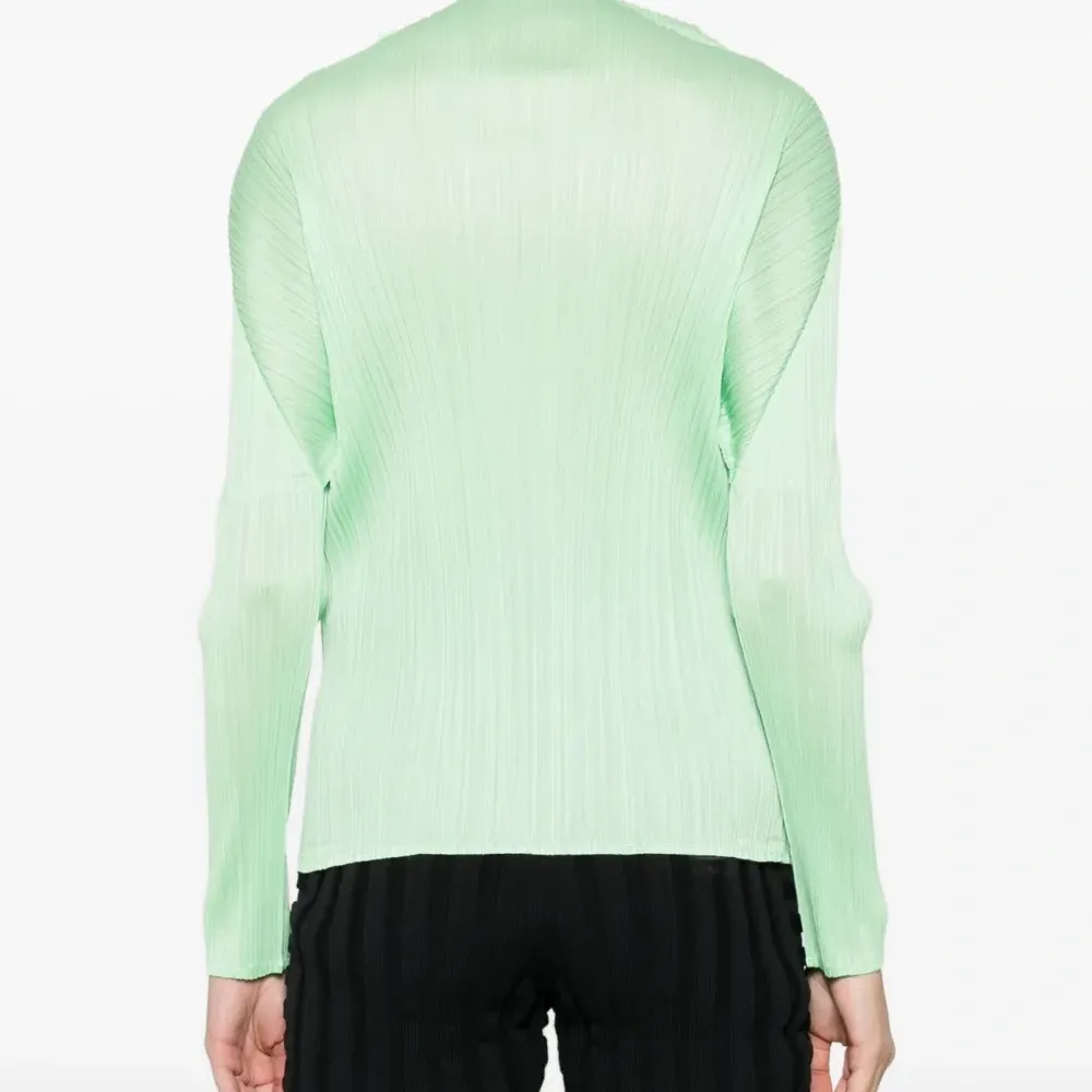 Блузка с высоким воротником и плиссировкой