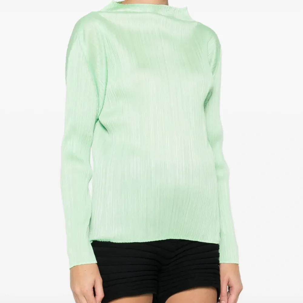 Блузка с высоким воротником и плиссировкой