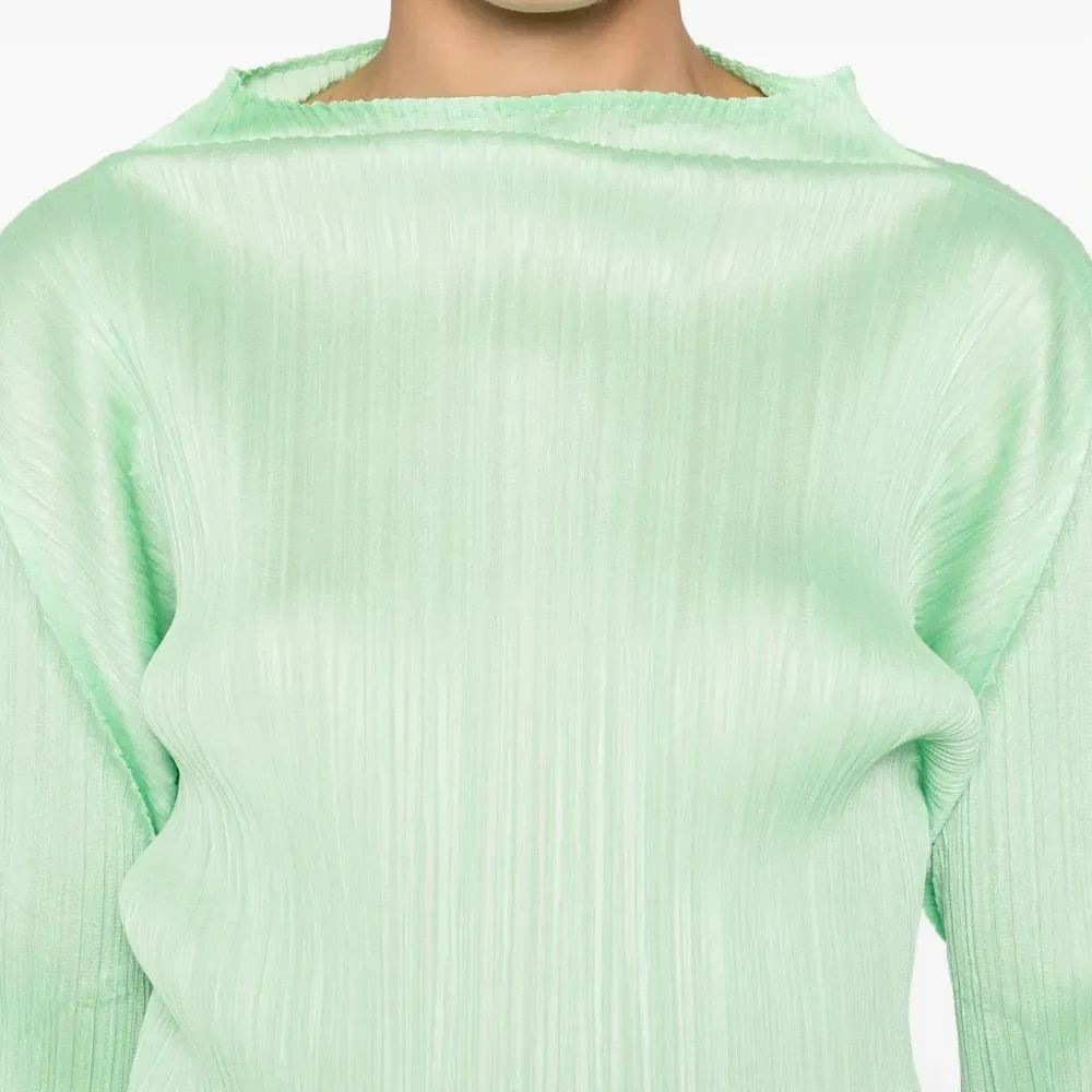 Блузка с высоким воротником и плиссировкой