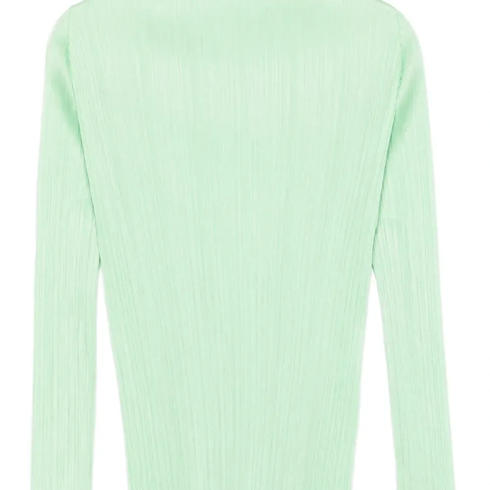 Блузка с высоким воротником и плиссировкой