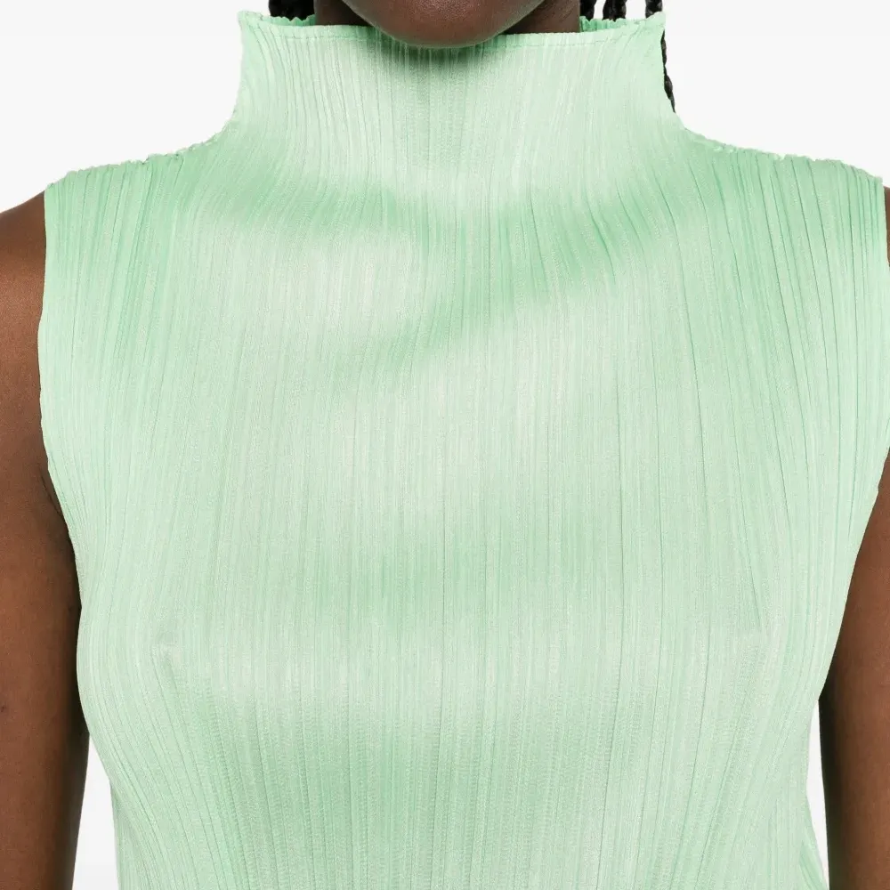 Жилет с высоким воротом и плиссировкой