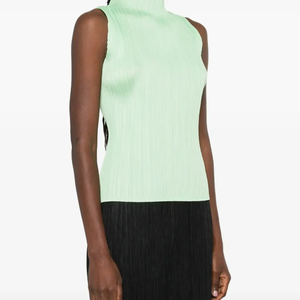 Жилет с высоким воротом и плиссировкой