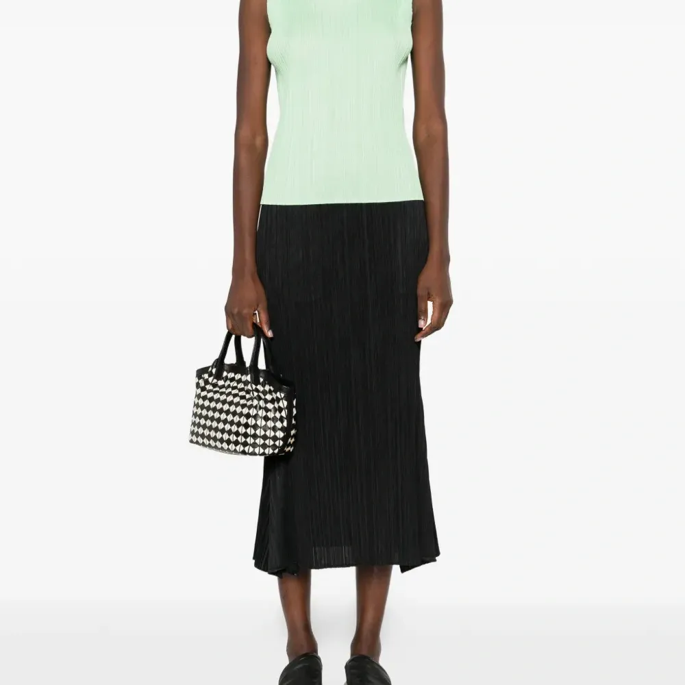 Жилет с высоким воротом и плиссировкой