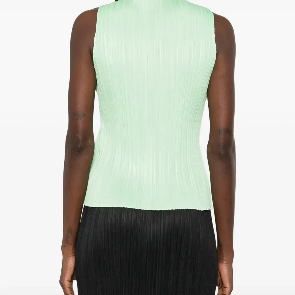 Жилет с высоким воротом и плиссировкой