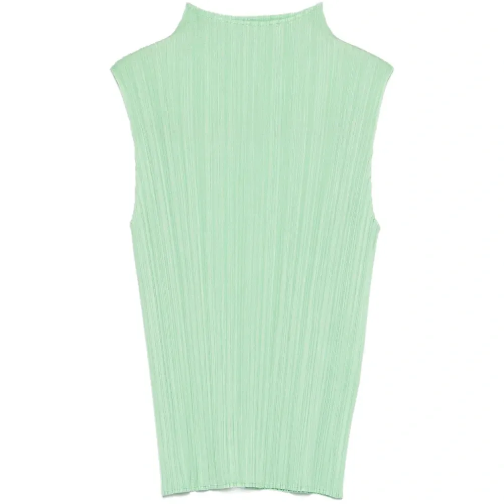 Жилет с высоким воротом и плиссировкой