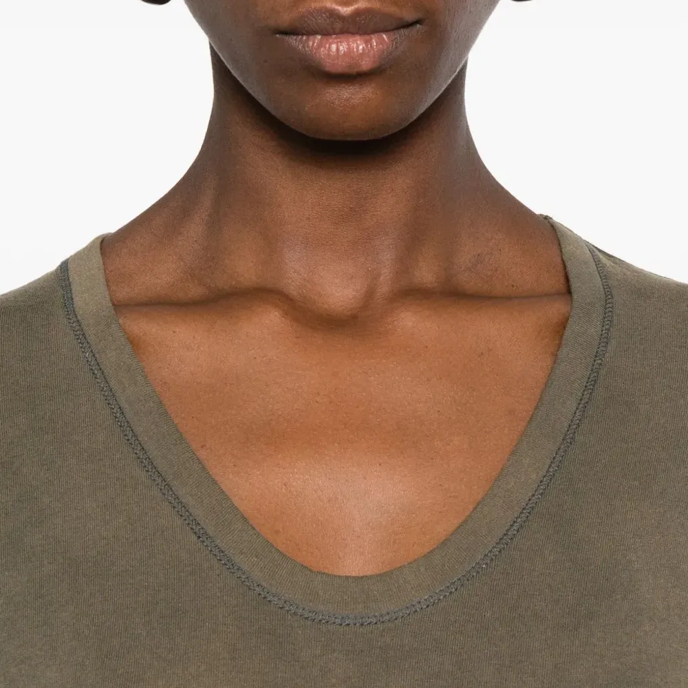 Футболка с длинными рукавами и круглым вырезом