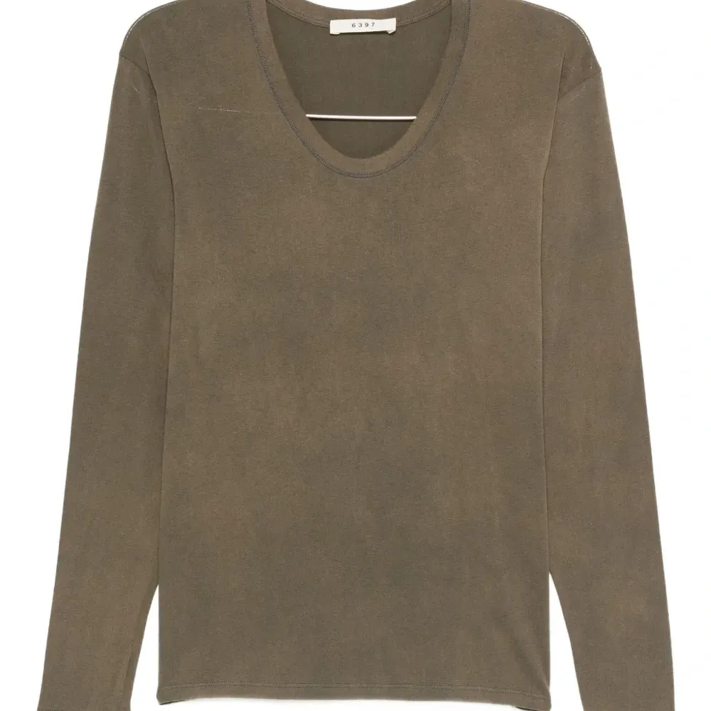 Футболка с длинными рукавами и круглым вырезом