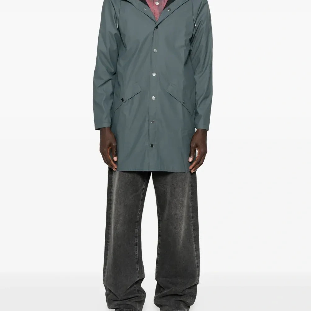 Плащ на кнопках с капюшоном