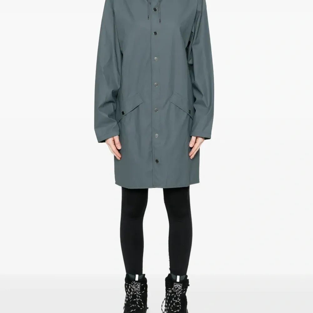 Плащ на кнопках с капюшоном