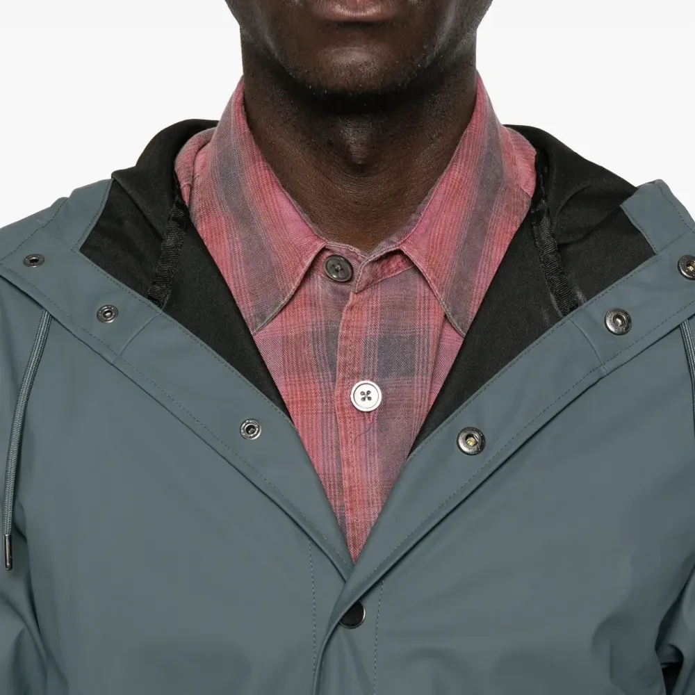 Плащ на кнопках с капюшоном