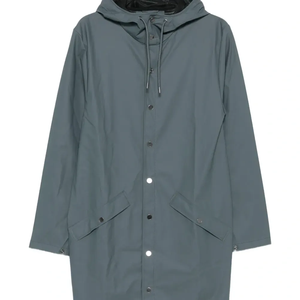Плащ на кнопках с капюшоном