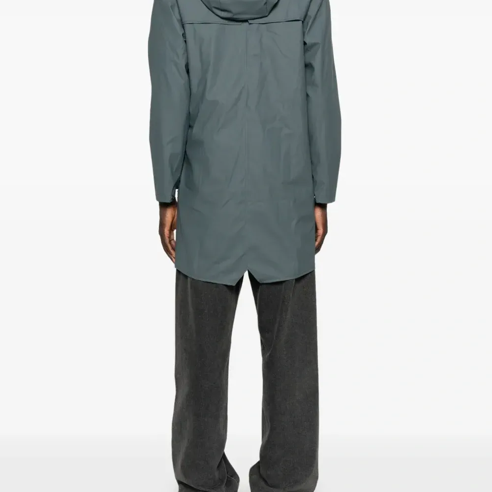 Плащ на кнопках с капюшоном