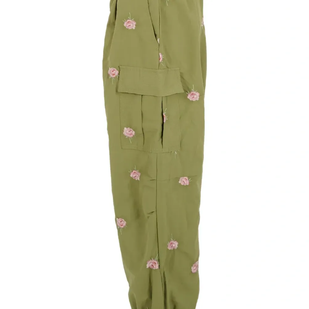 Брюки карго с цветочной вышивкой
