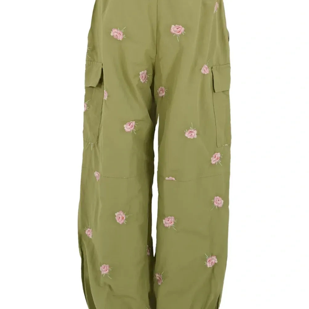 Брюки карго с цветочной вышивкой