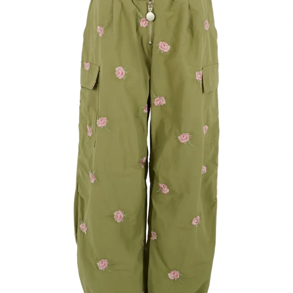 Брюки карго с цветочной вышивкой