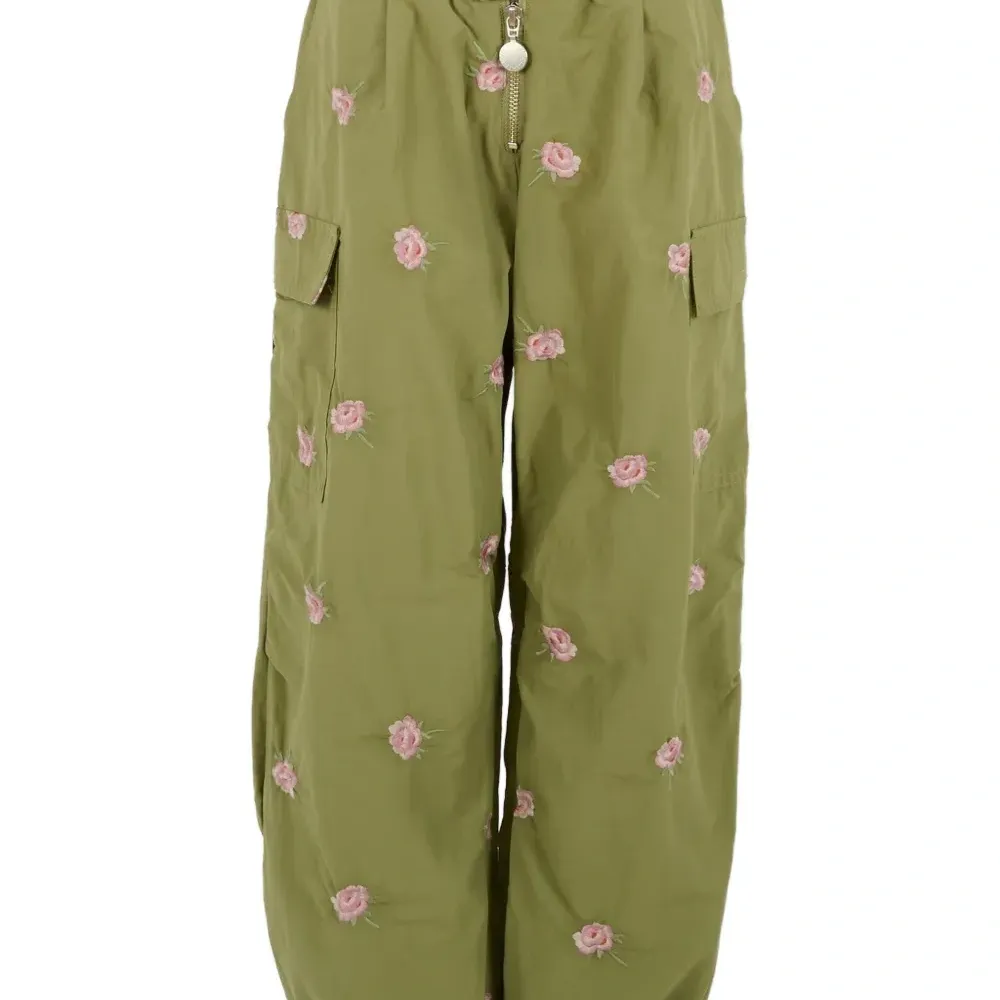 Брюки карго с цветочной вышивкой