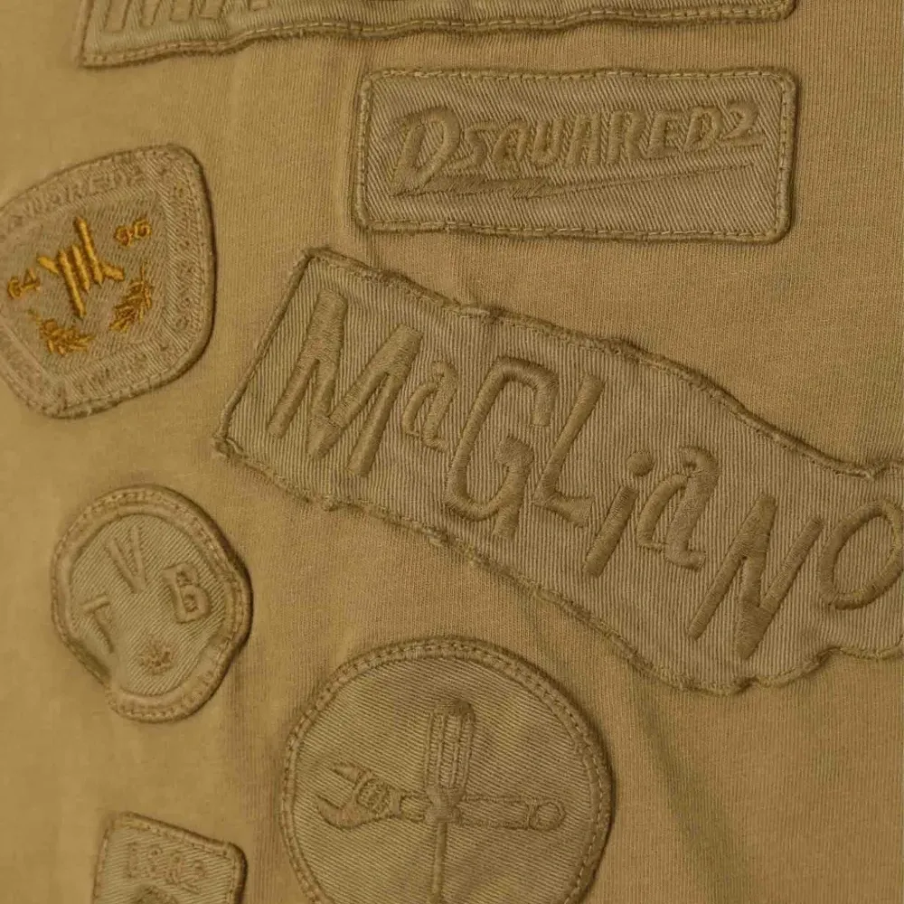 Футболка с нашивкой