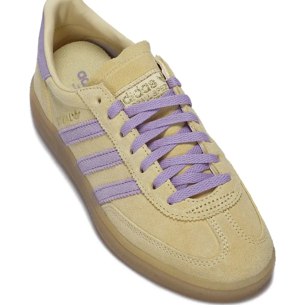 Кроссовки в полоску