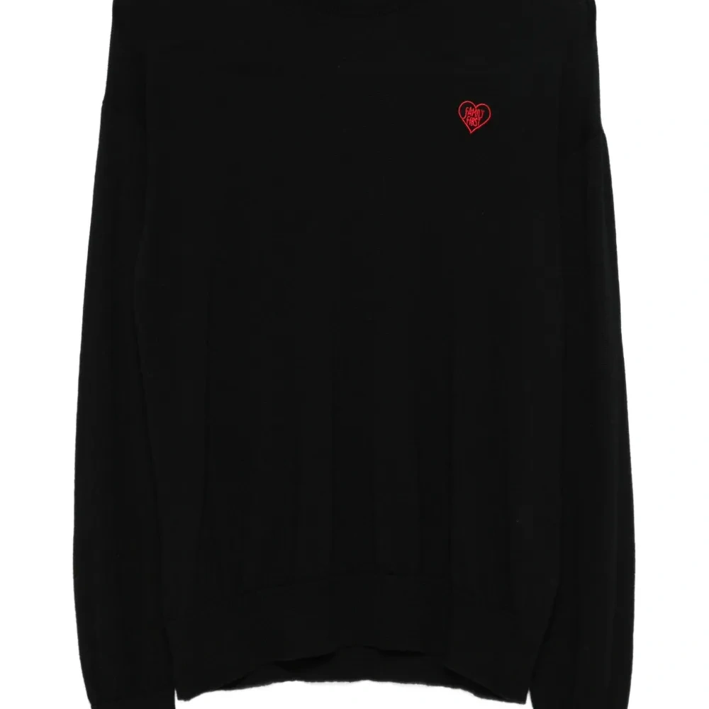 Свитер с вышитым логотипом