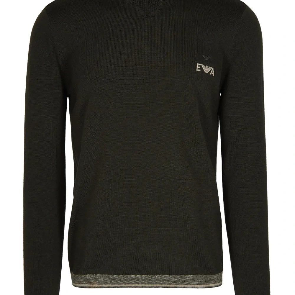 Джемпер в рубчик с вышитым логотипом