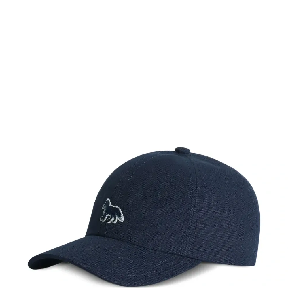 Бейсболка с вышивкой в виде лисы