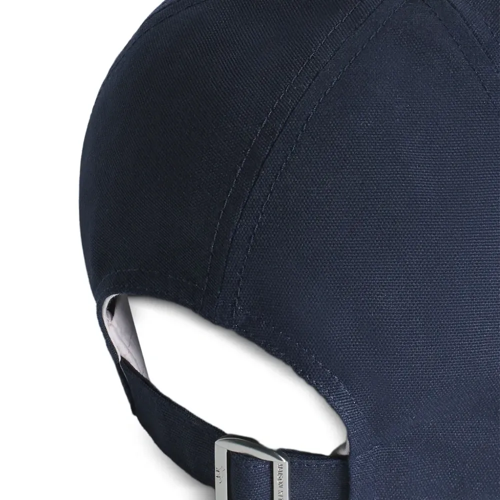 Бейсболка с вышивкой в виде лисы