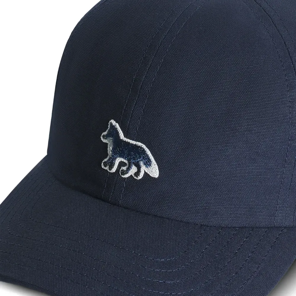 Бейсболка с вышивкой в виде лисы