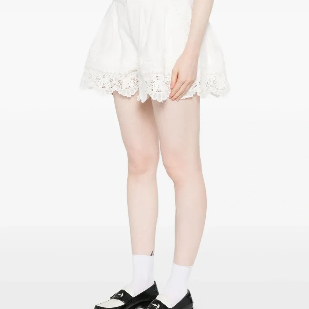 Плиссированные шорты с кружевом Плиссированные шорты с кружевом