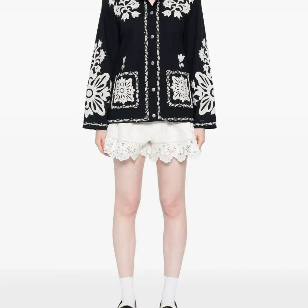 Плиссированные шорты с кружевом Плиссированные шорты с кружевом