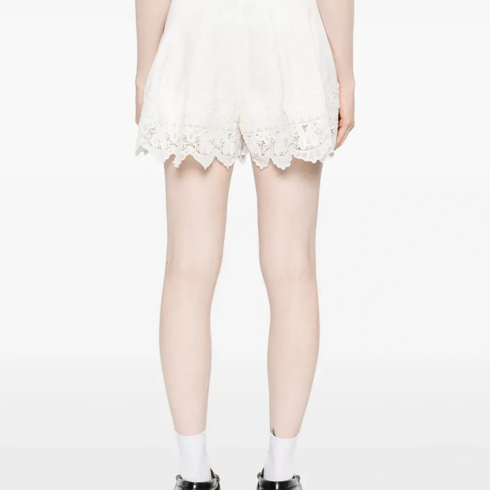 Плиссированные шорты с кружевом Плиссированные шорты с кружевом