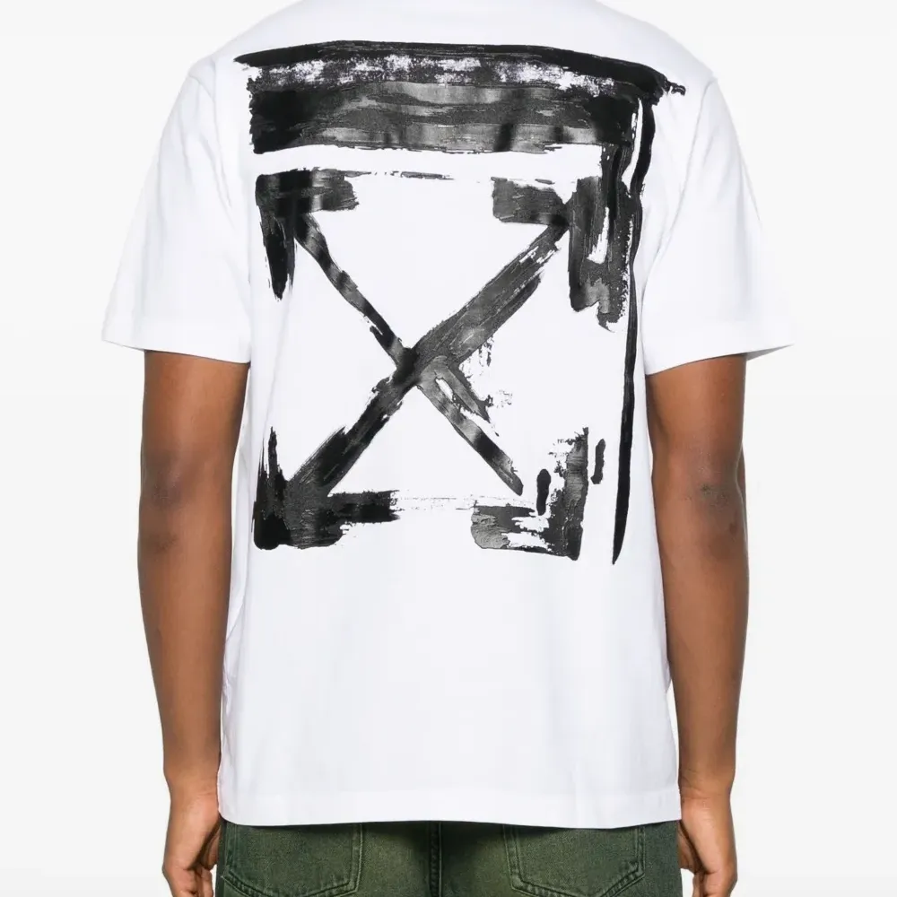 Футболка с вышитым логотипом