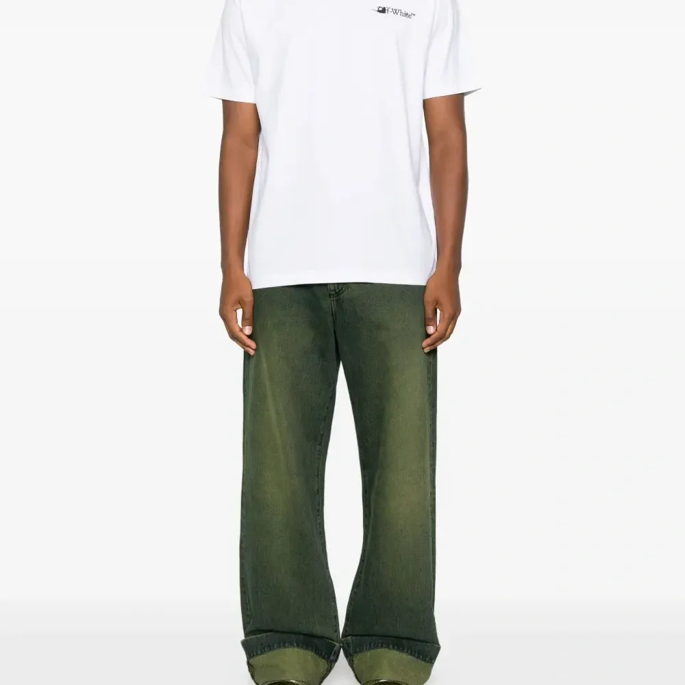 Футболка с вышитым логотипом