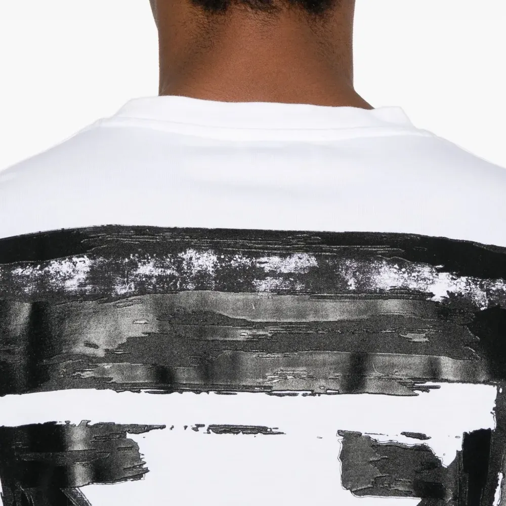 Футболка с вышитым логотипом